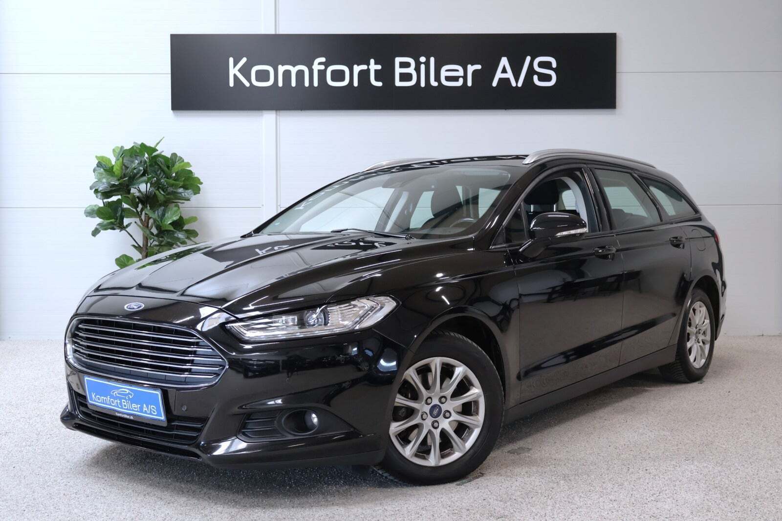 Sort Ford Mondeo fra 2017 set udefra