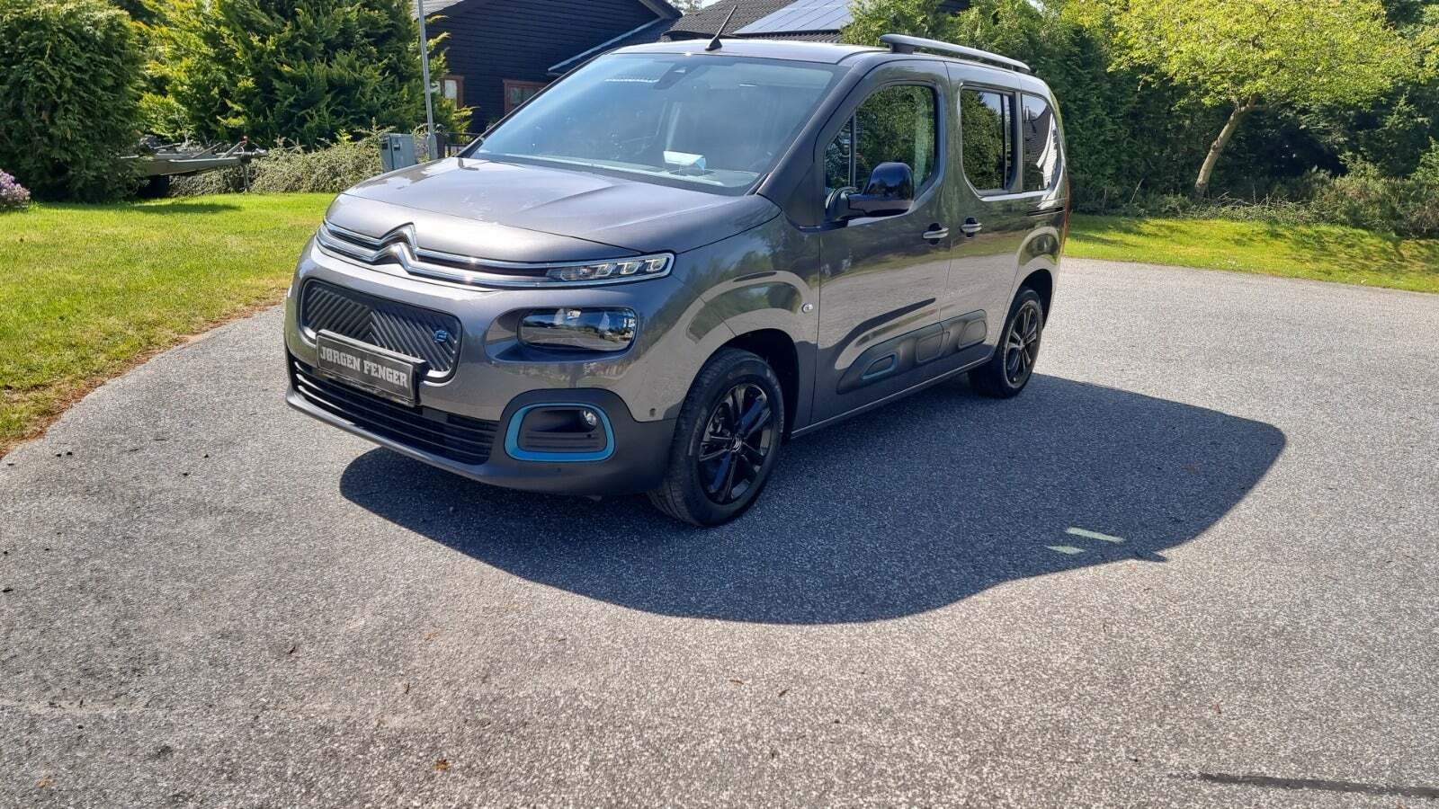 Grå Citroën ë-Berlingo fra 2022 set udefra