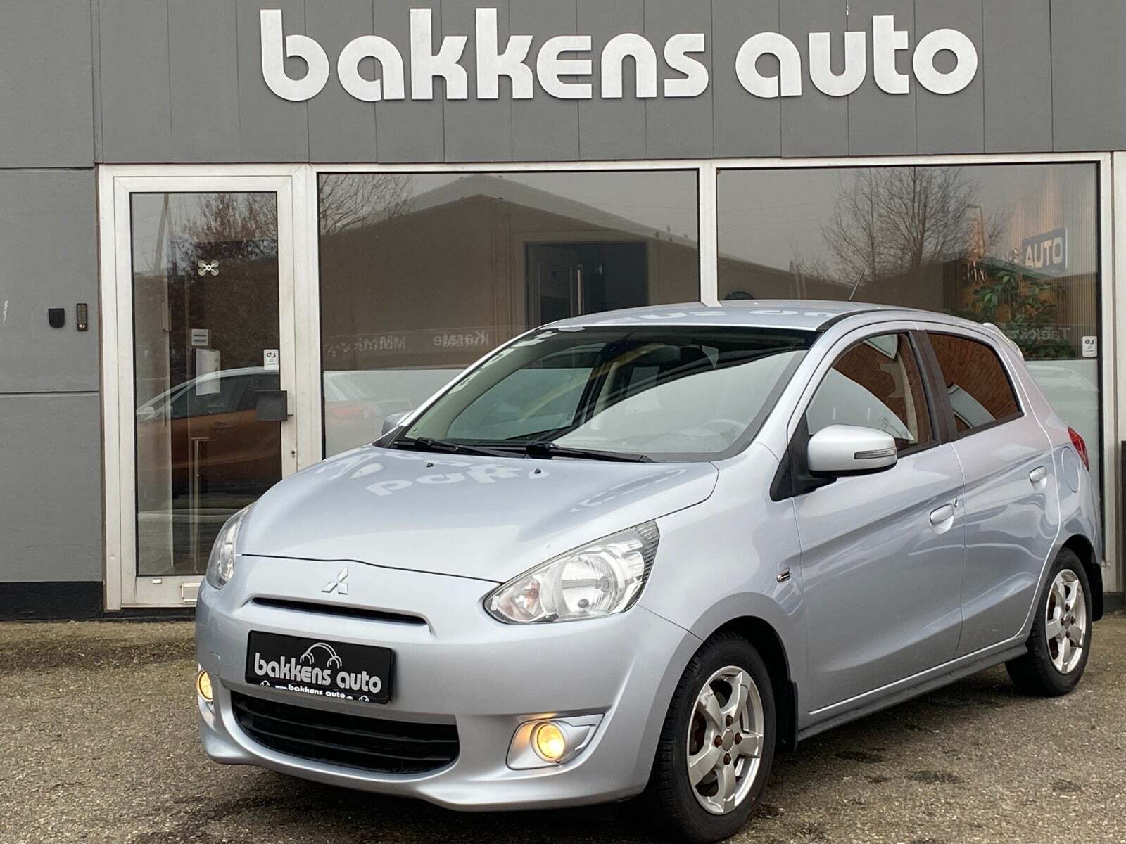 Sølv Mitsubishi Space Star fra 2015 set udefra