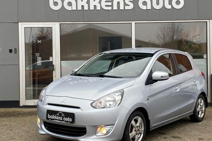 Sølv Mitsubishi Space Star fra 2015 set udefra