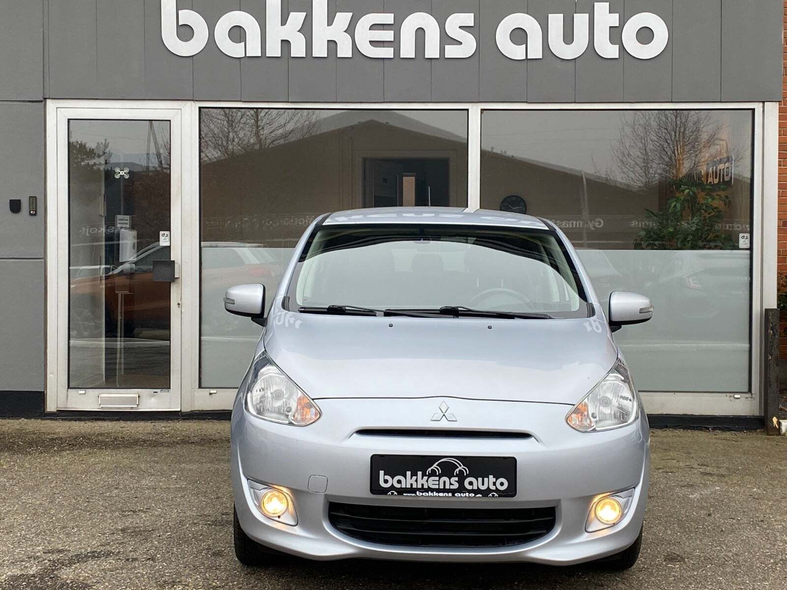 Sølv Mitsubishi Space Star fra 2015