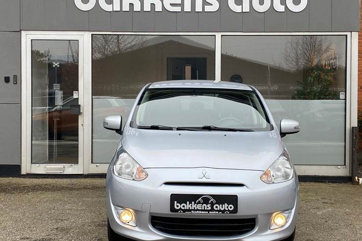 Sølv Mitsubishi Space Star fra 2015