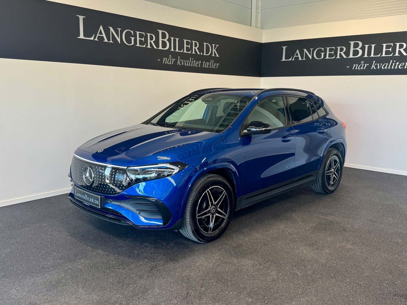 Blå Mercedes EQA250+ fra 2024 set udefra