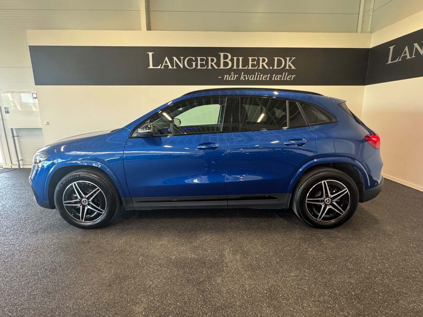 Blå Mercedes EQA250+ fra 2024