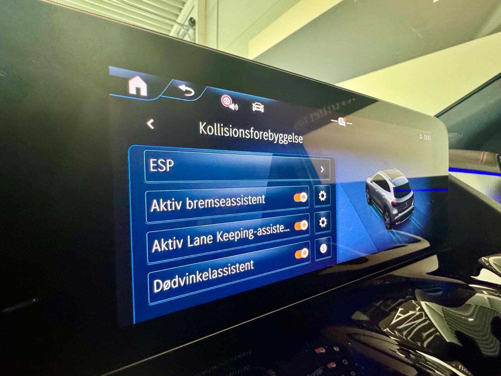 Blå Mercedes EQA250+ fra 2024