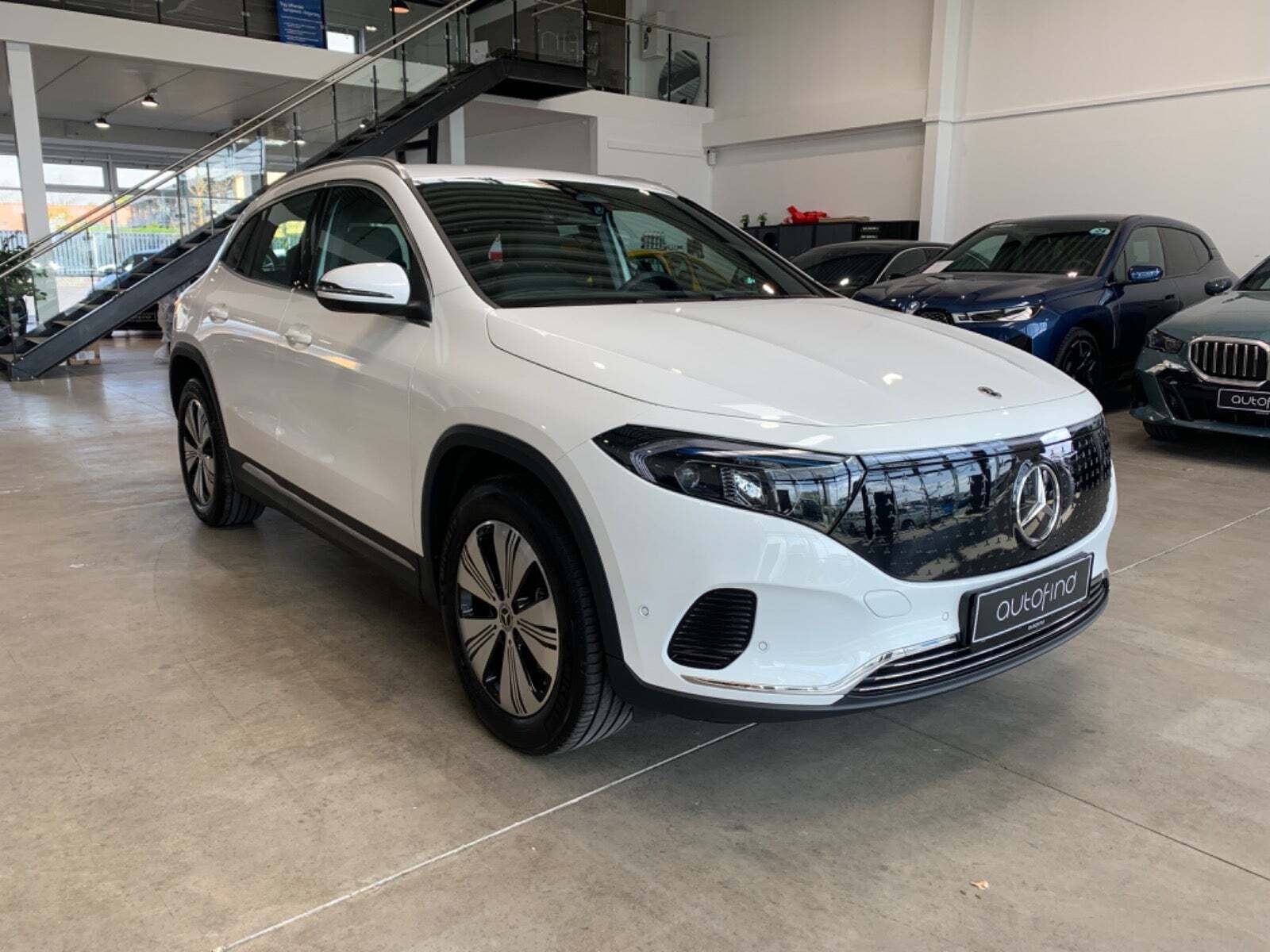 Hvid Mercedes EQA250 fra 2024 set udefra