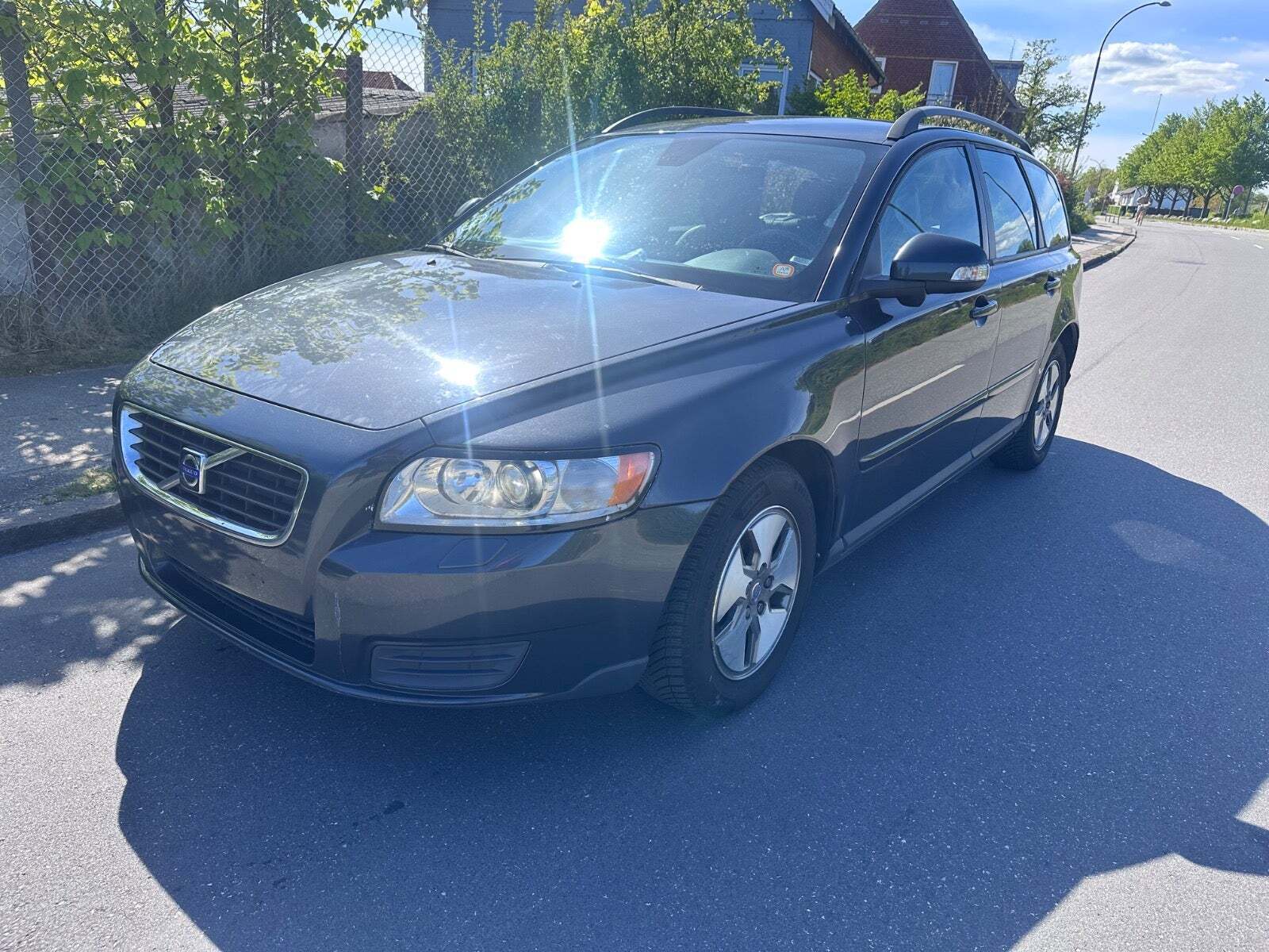 Grøn Volvo V50 fra 2010 set udefra