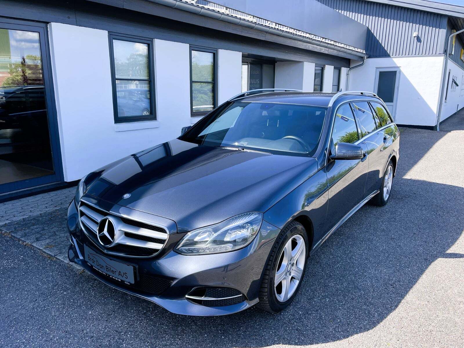 Grå Mercedes E220 fra 2013 set udefra