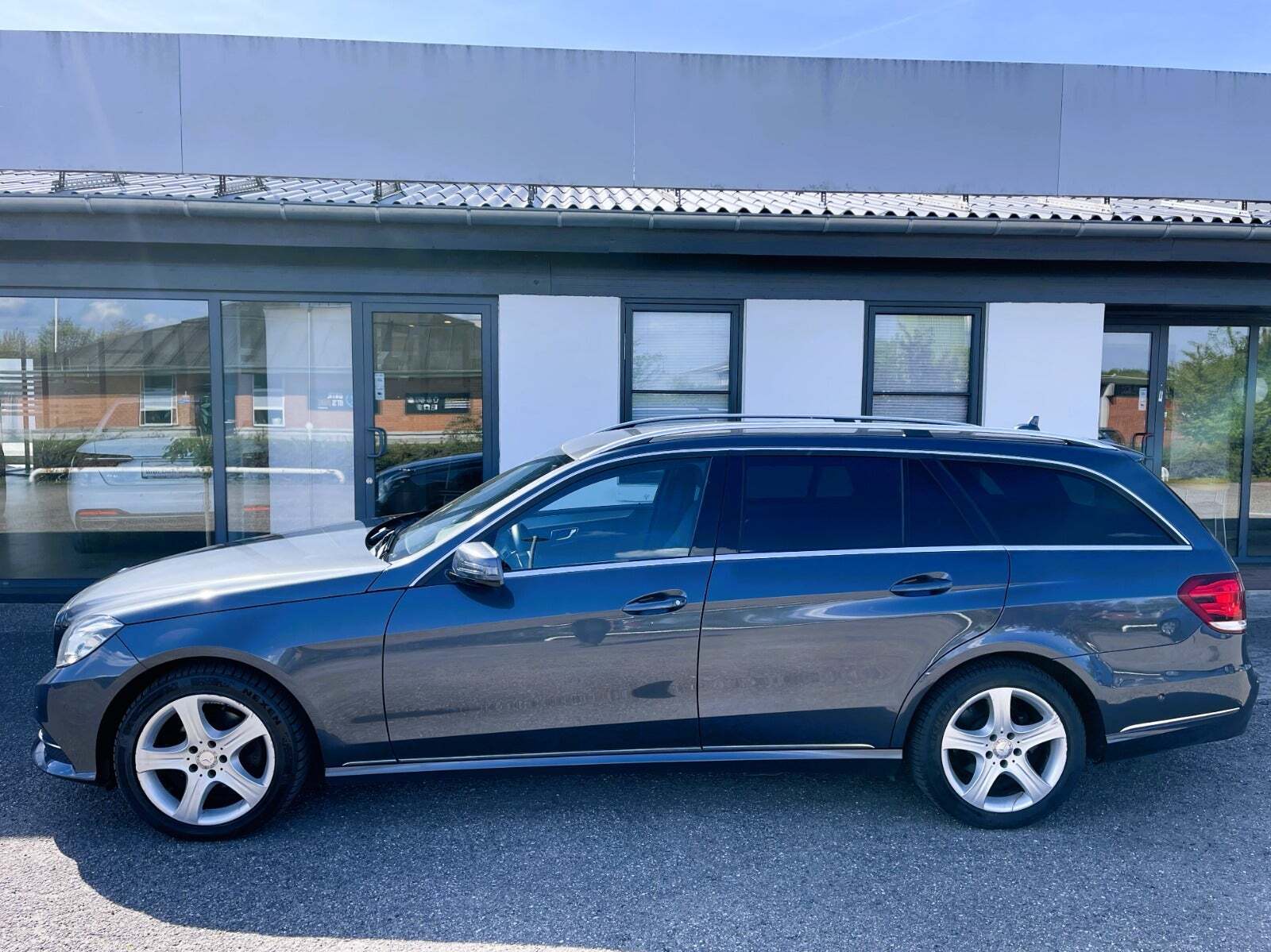 Grå Mercedes E220 fra 2013