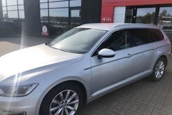 Sølv VW Passat fra 2018