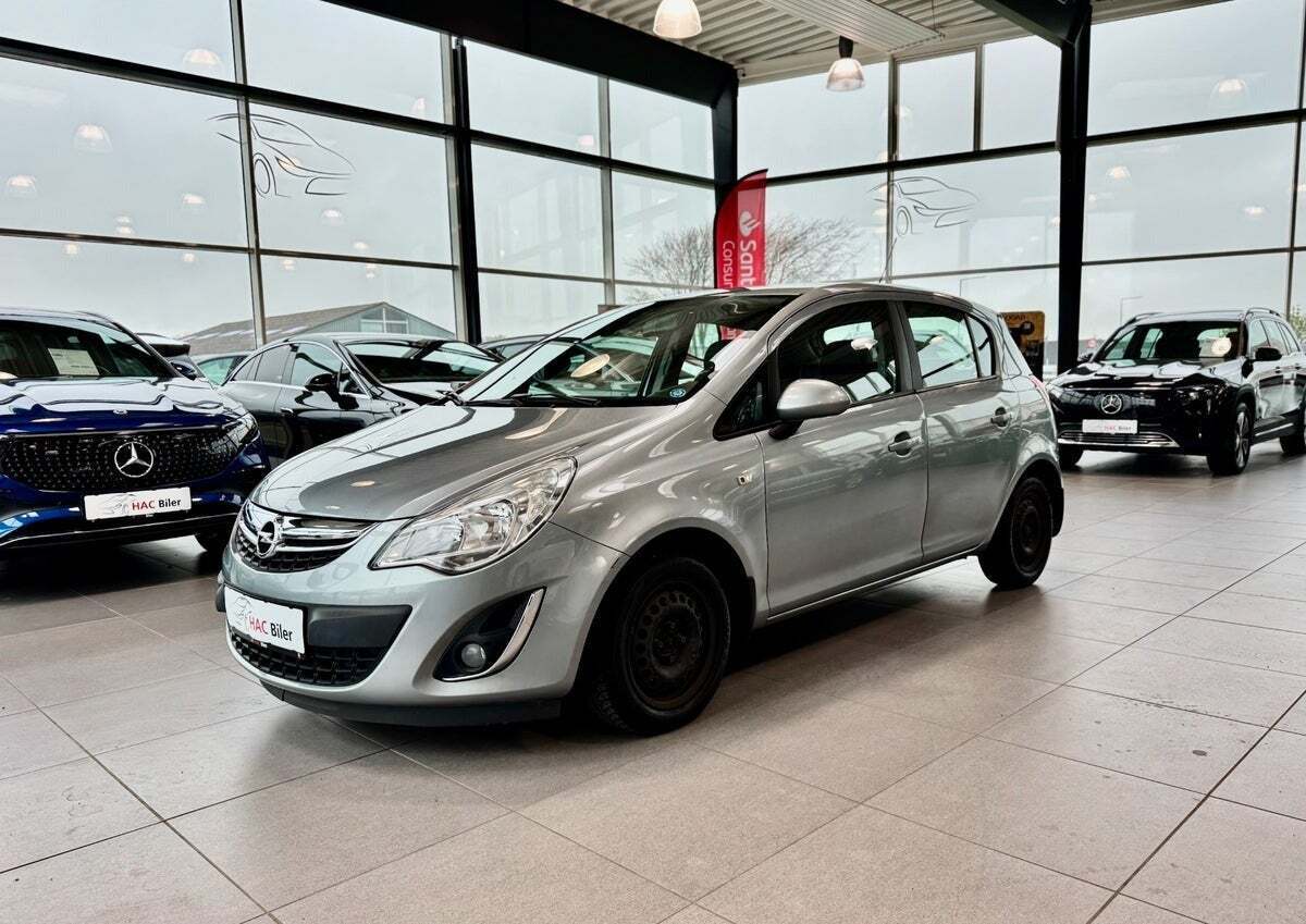 Grå Opel Corsa fra 2012
