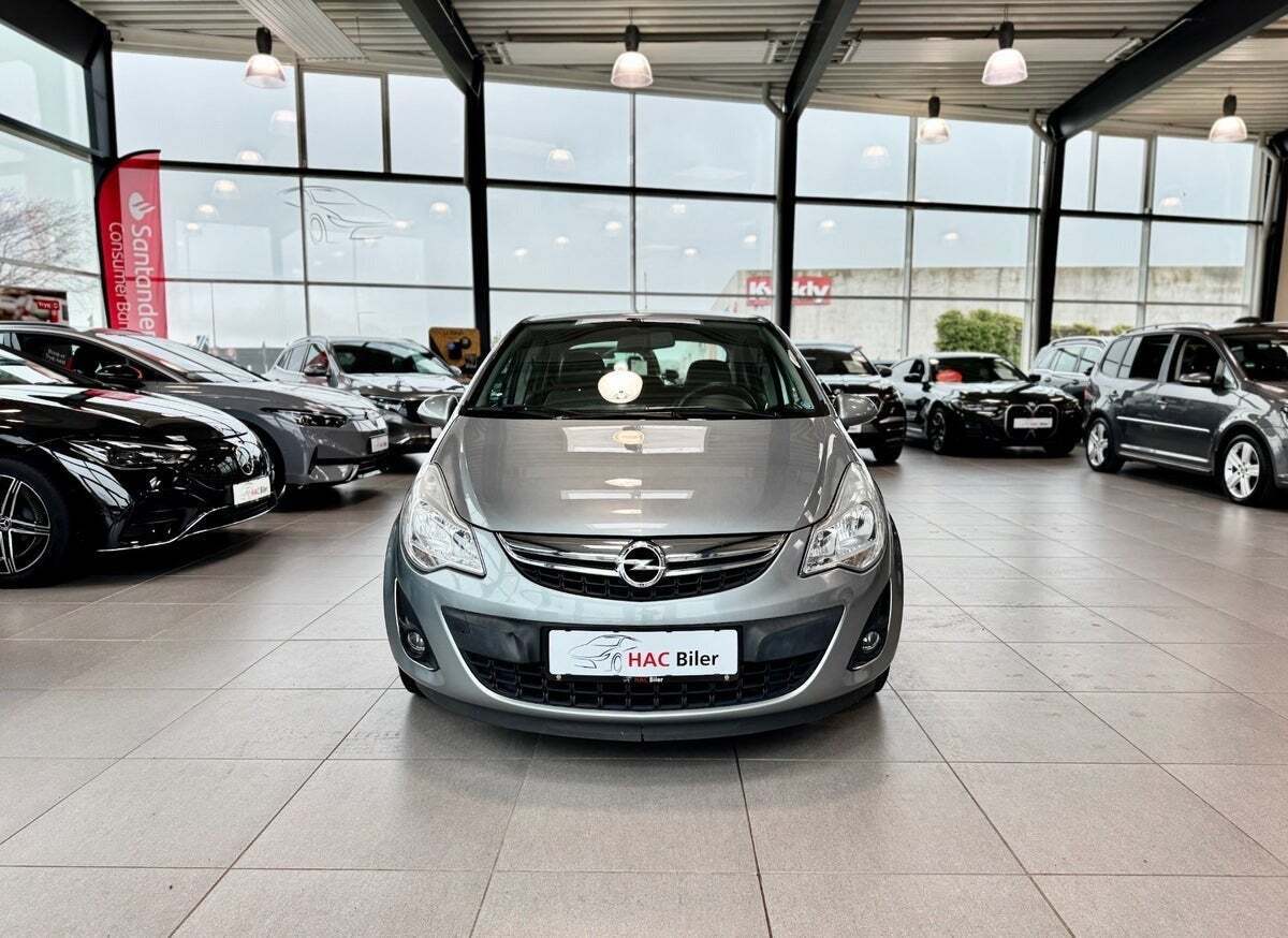 Grå Opel Corsa fra 2012