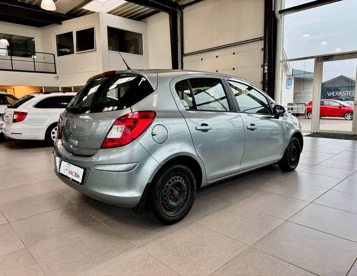Grå Opel Corsa fra 2012