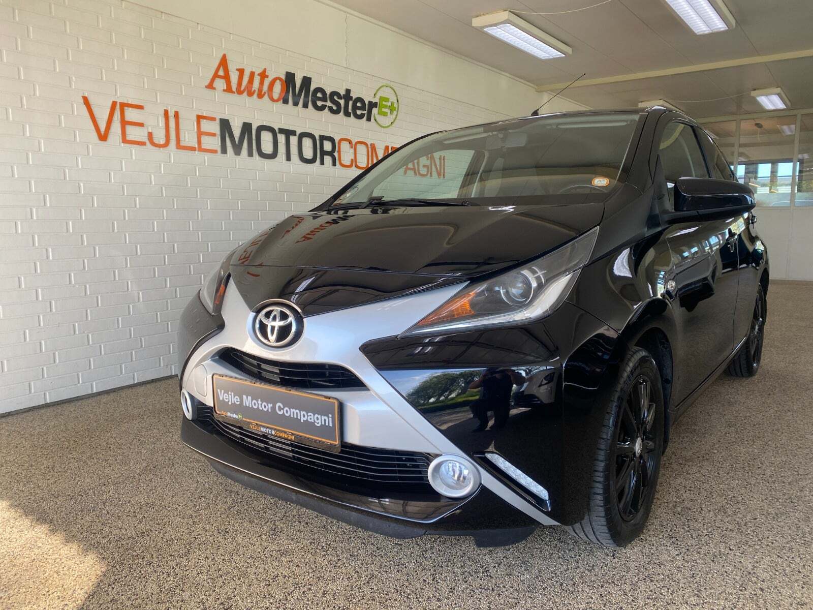 Sort Toyota Aygo fra 2017 set udefra