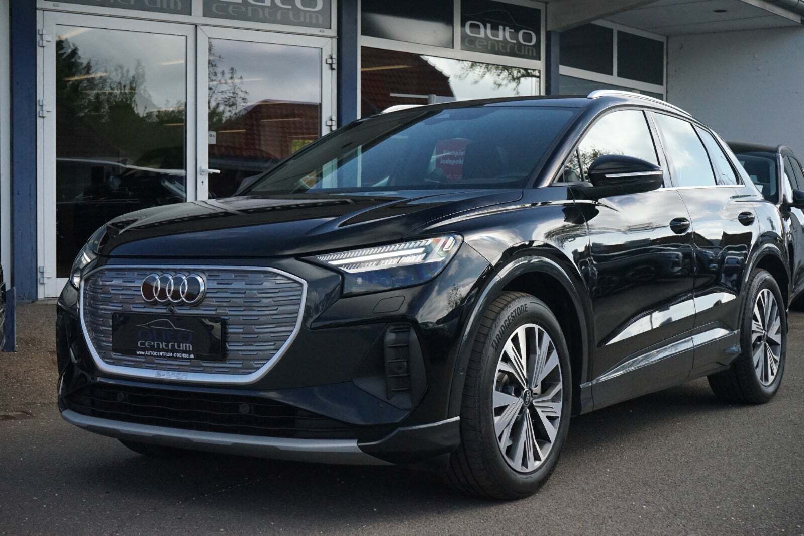 Sort Audi Q4 e-tron fra 2023 set udefra