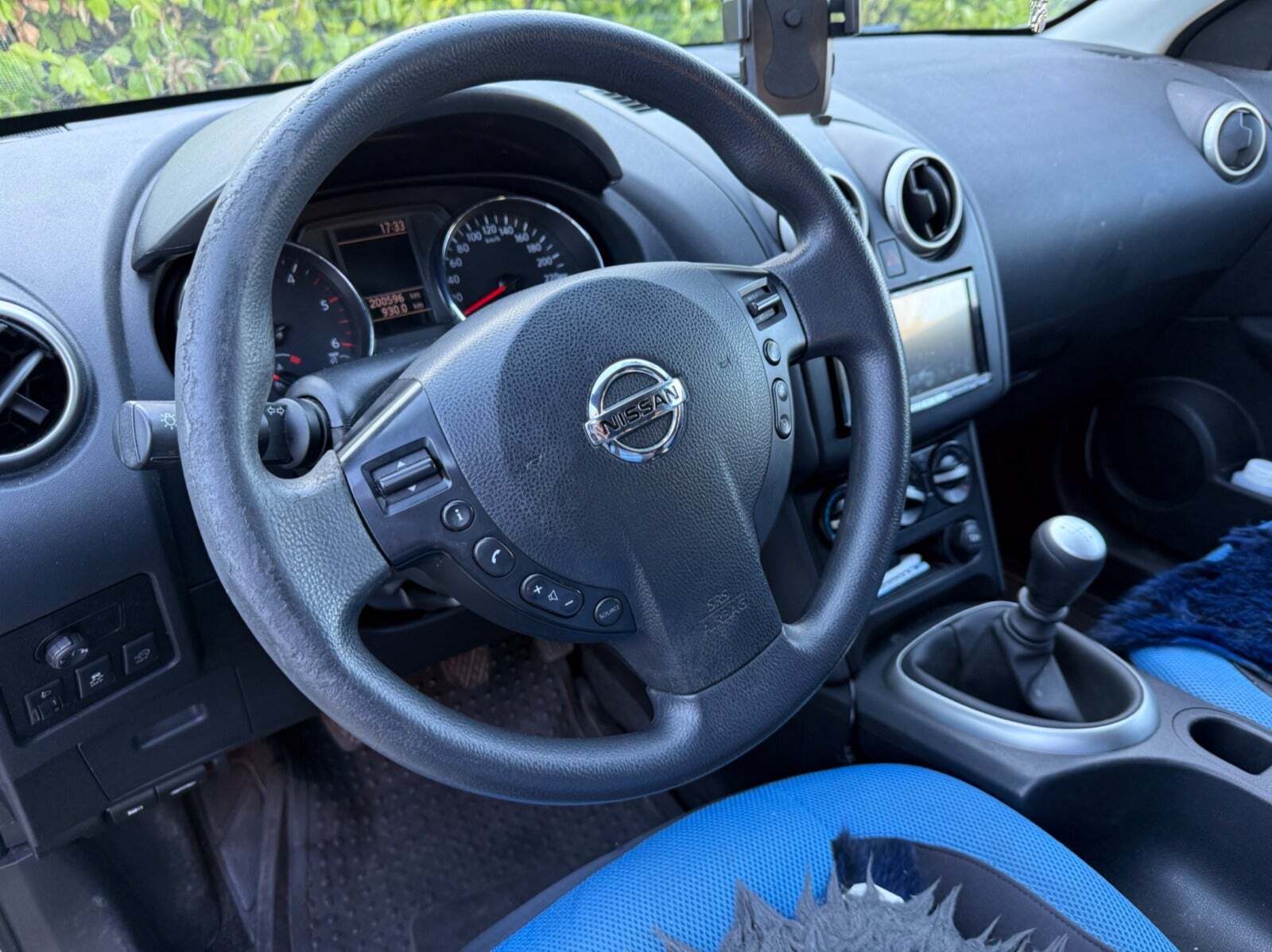 Hvid Nissan Qashqai+2 fra 2012 set indefra