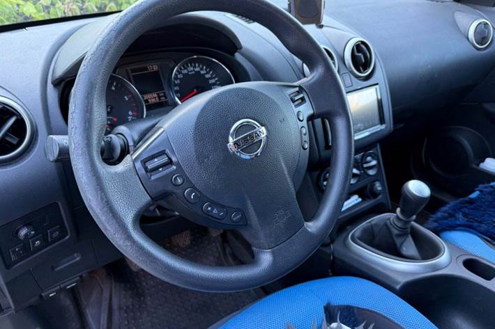 Hvid Nissan Qashqai+2 fra 2012 set indefra