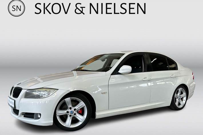 Hvid BMW 320i fra 2009 set udefra