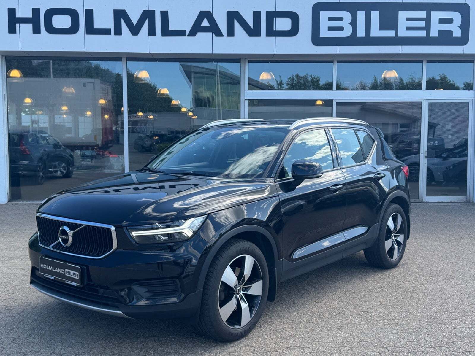 Sort Volvo XC40 fra 2019 set udefra