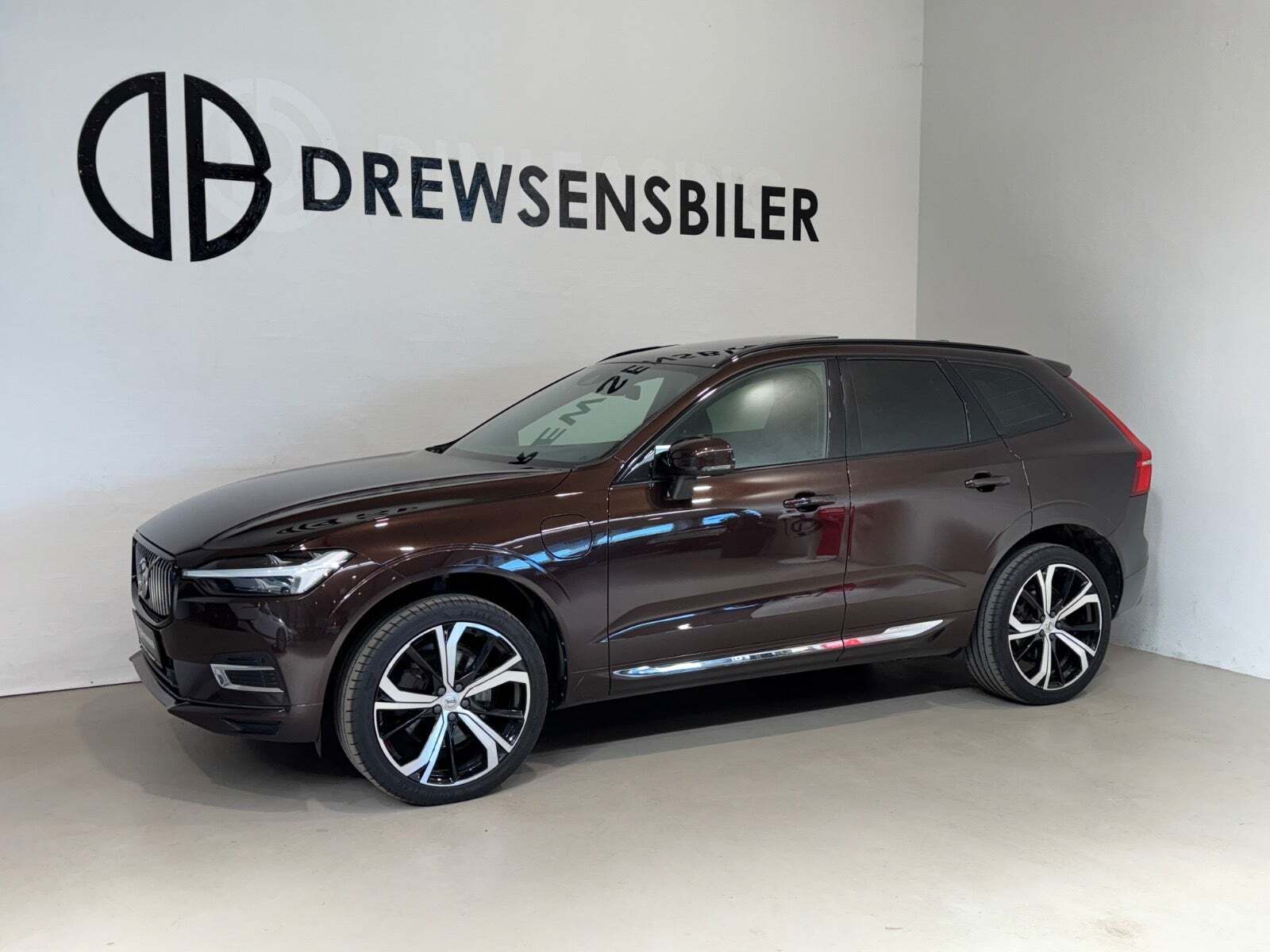 Sort Volvo XC60 fra 2021 set udefra