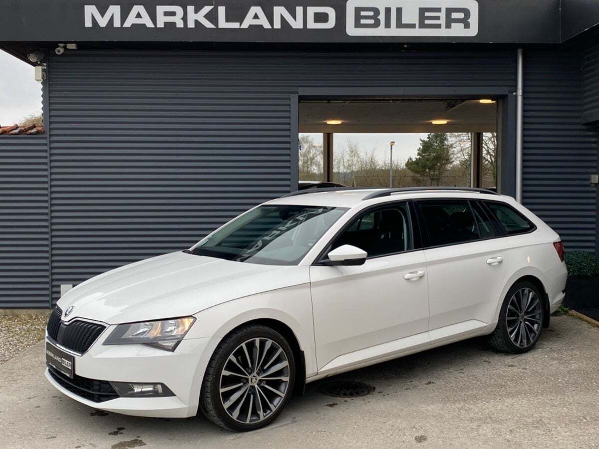 Hvid Skoda Superb fra 2017 set udefra