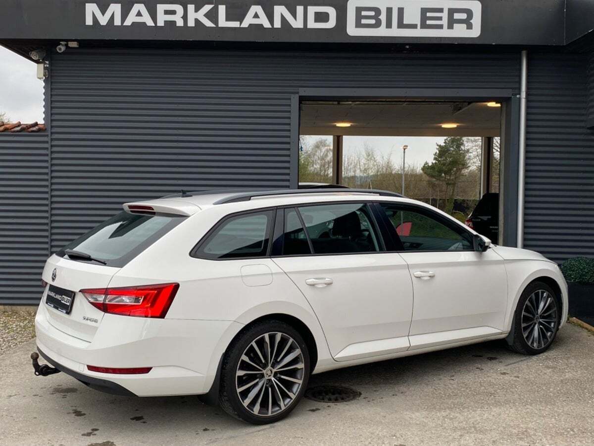Hvid Skoda Superb fra 2017