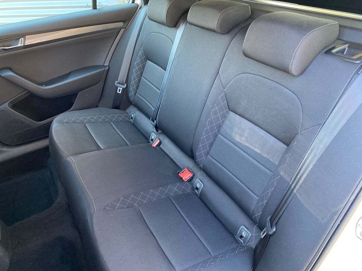 Hvid Skoda Superb fra 2017