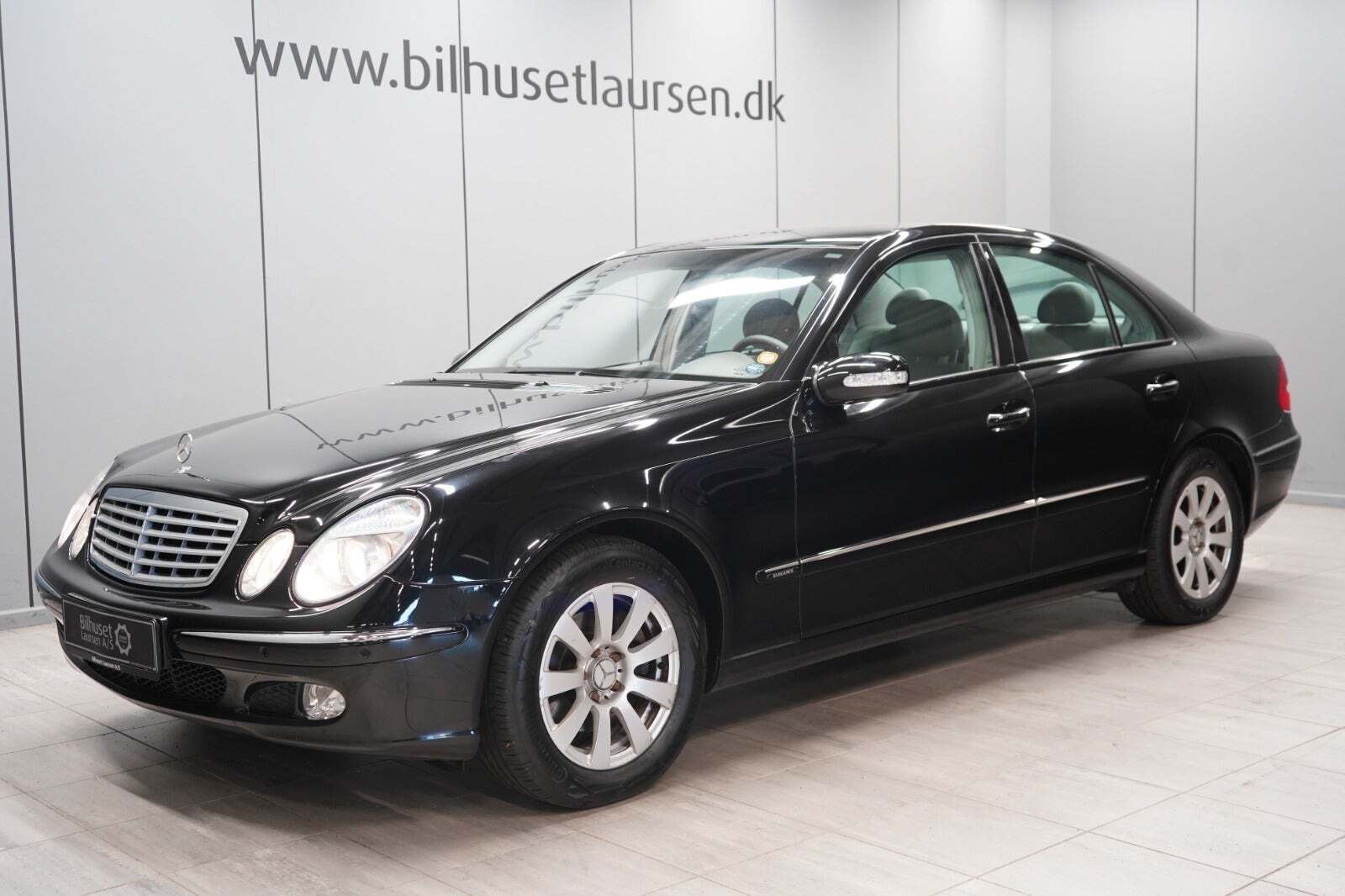 Sort Mercedes E240 fra 2002