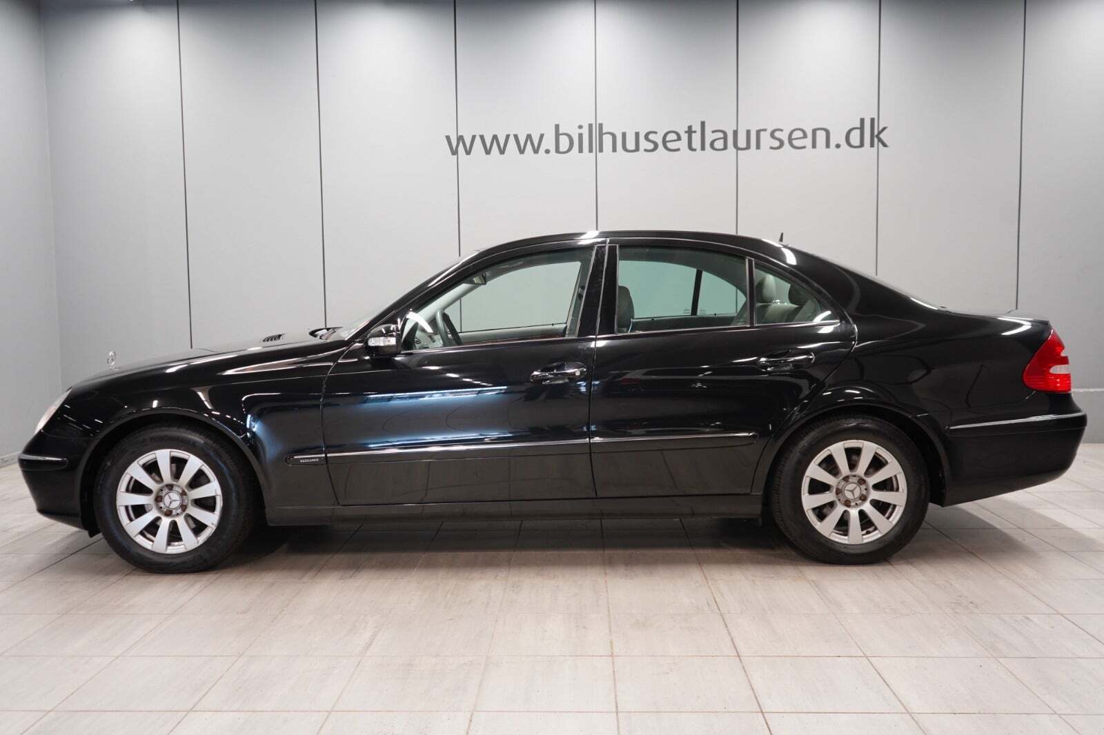 Sort Mercedes E240 fra 2002