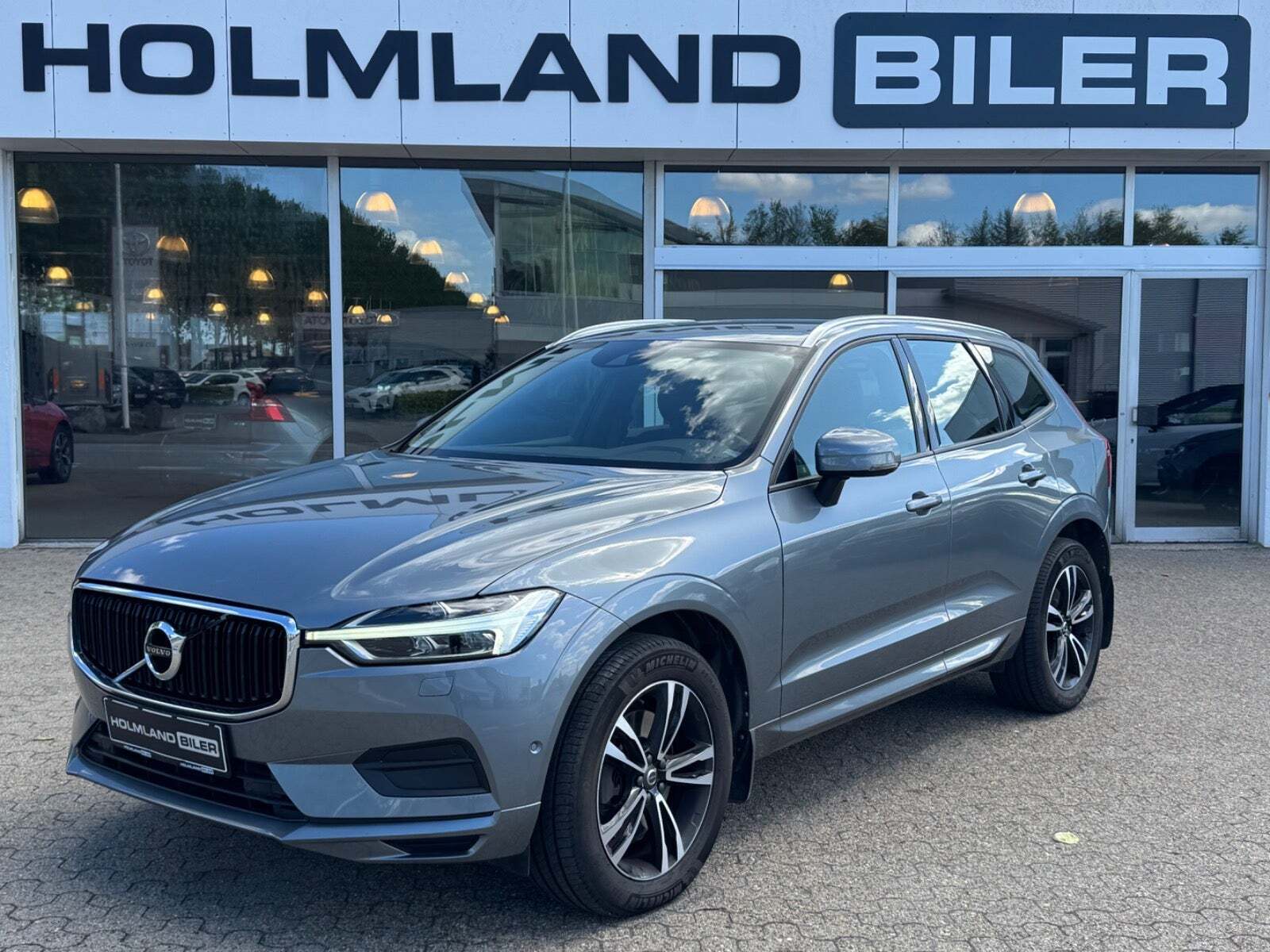 Grå Volvo XC60 fra 2018 set udefra