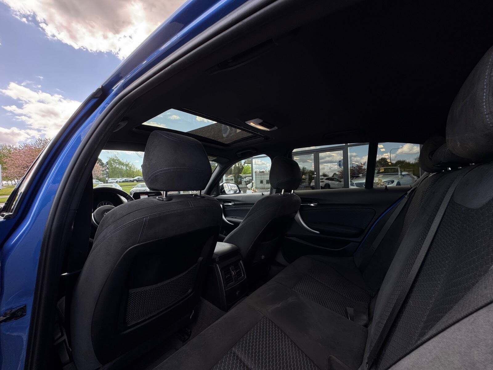 Blå BMW M140i fra 2018