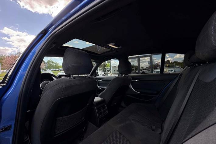 Blå BMW M140i fra 2018