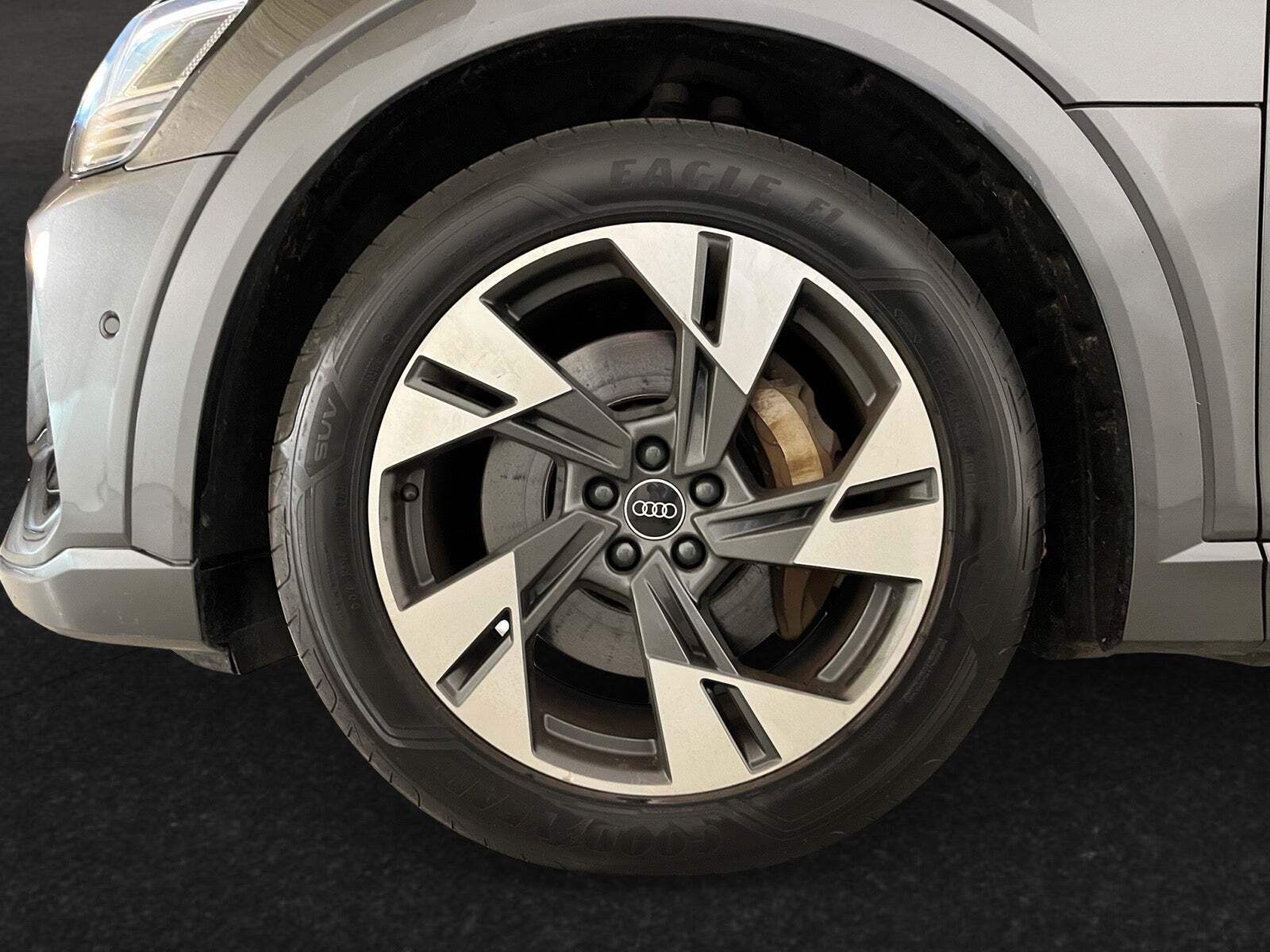 Grå Audi e-tron fra 2022