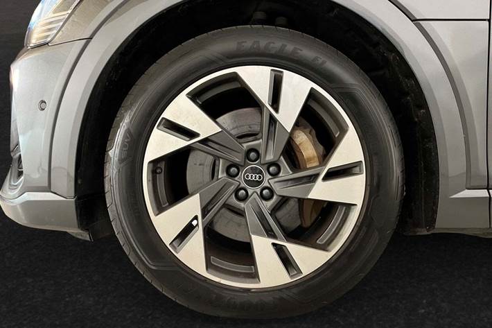 Grå Audi e-tron fra 2022