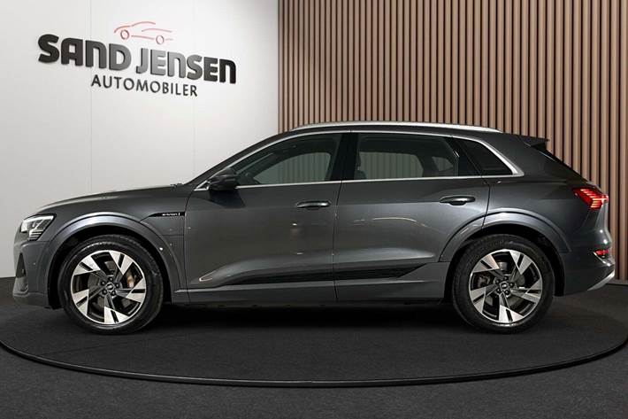 Grå Audi e-tron fra 2022