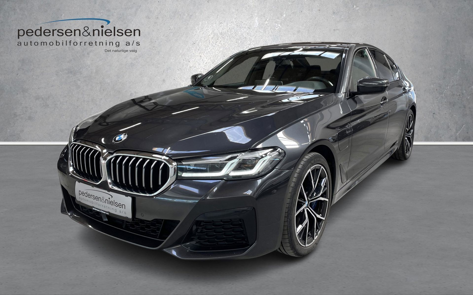 Grå BMW 545e fra 2021 set udefra