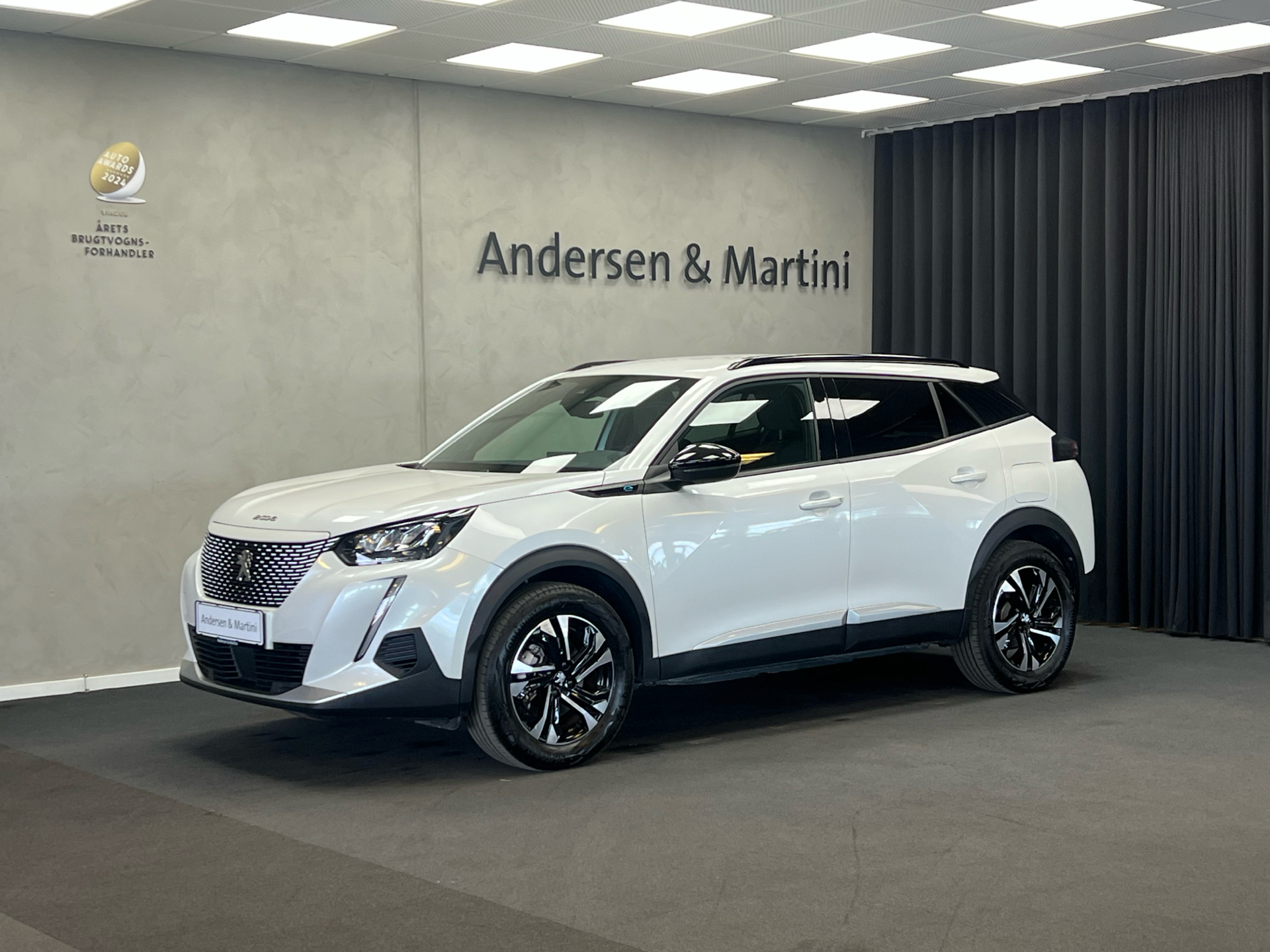 Hvid Peugeot e-2008 fra 2023 set udefra