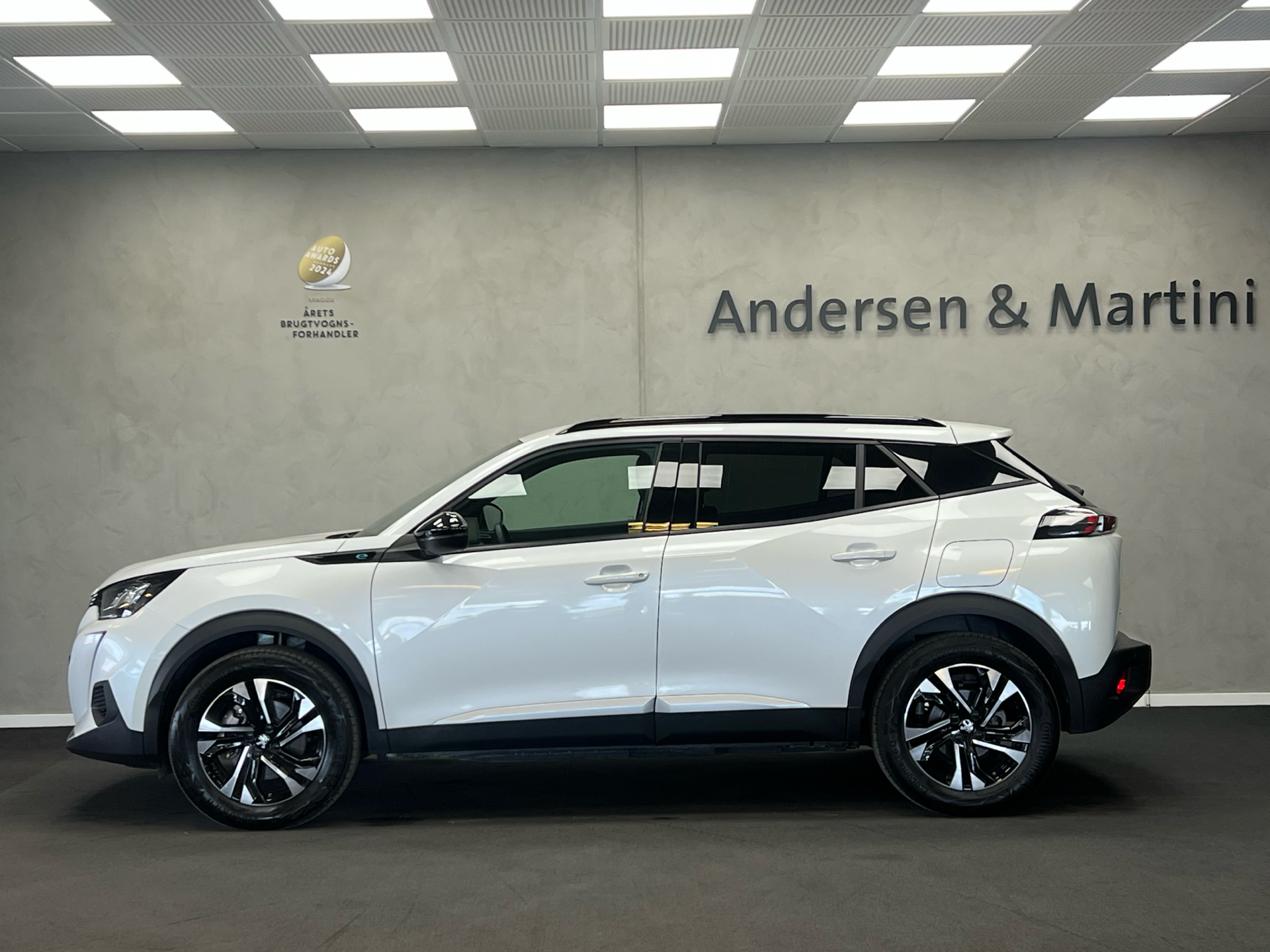 Hvid Peugeot e-2008 fra 2023