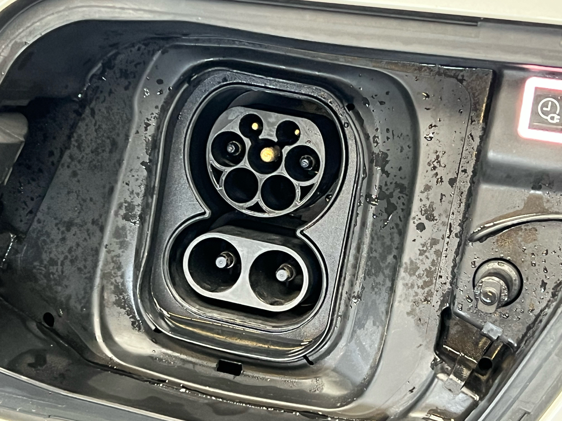 Hvid Peugeot e-2008 fra 2023