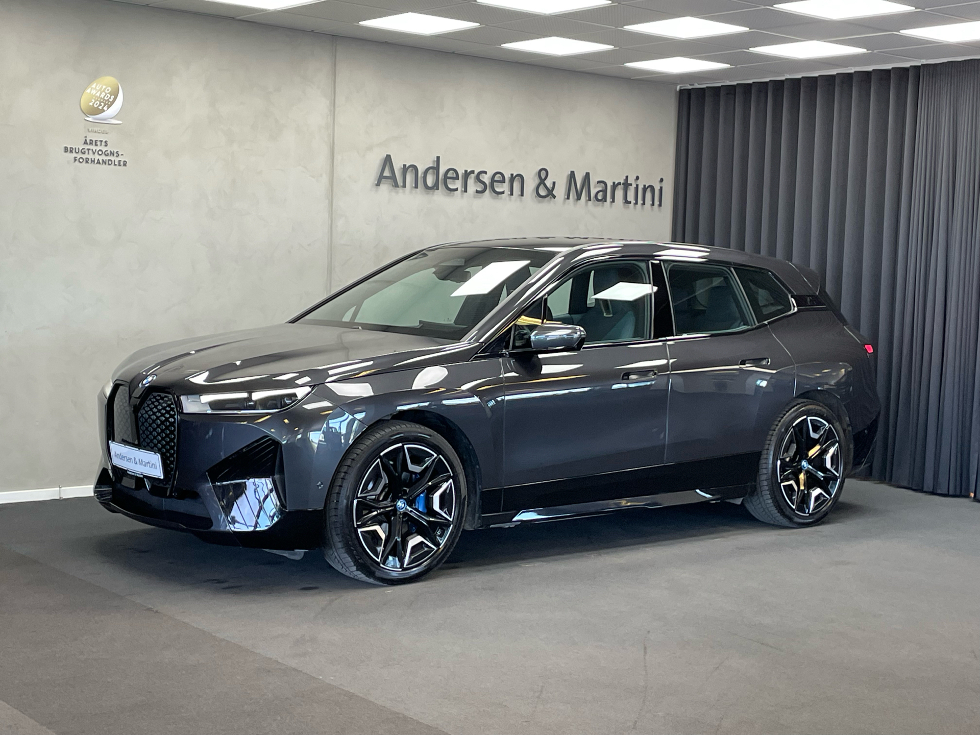 Grå BMW iX fra 2022 set udefra