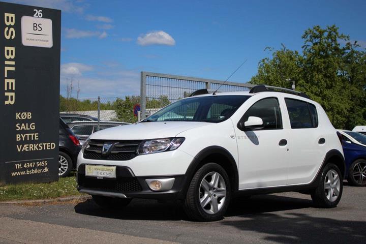 Hvid Dacia Sandero Stepway fra 2015 set udefra