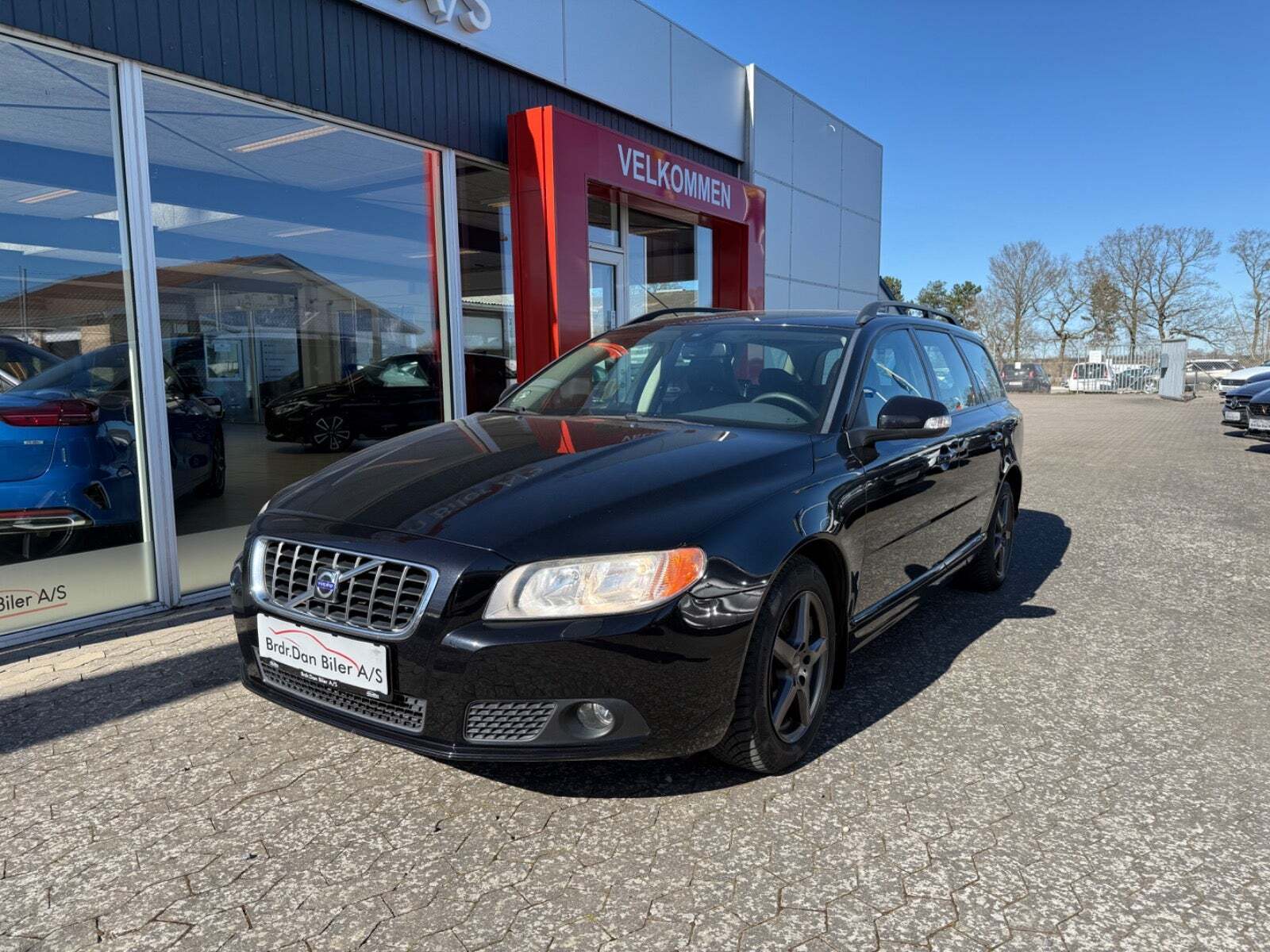 Sort Volvo V70 fra 2008 set udefra