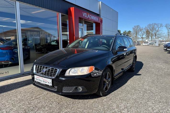 Sort Volvo V70 fra 2008 set udefra