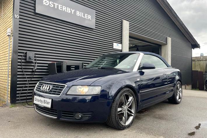 Blå Audi A4 fra 2002 set udefra