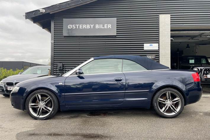 Blå Audi A4 fra 2002