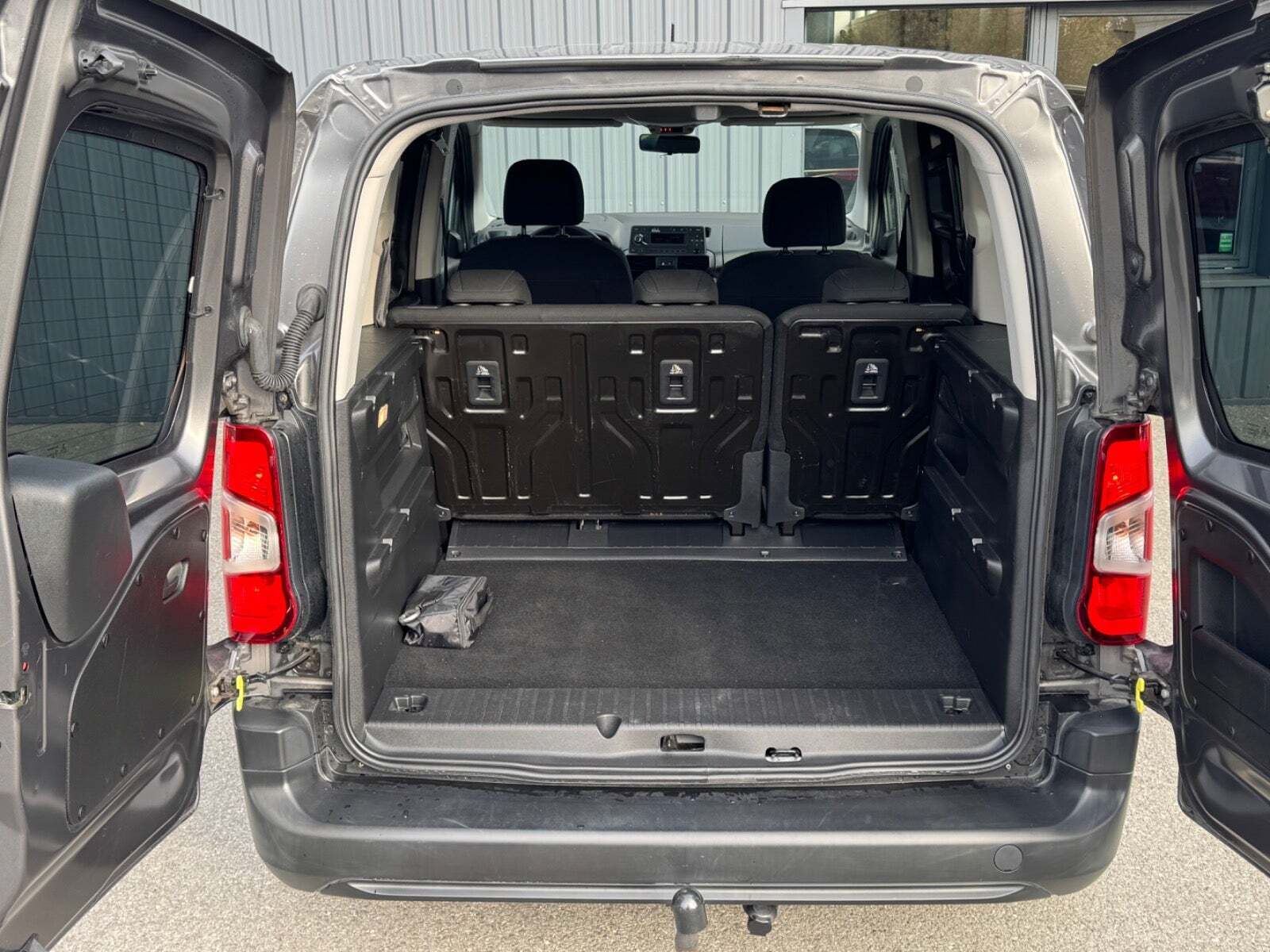 Grå Toyota ProAce City Verso fra 2020 set indefra