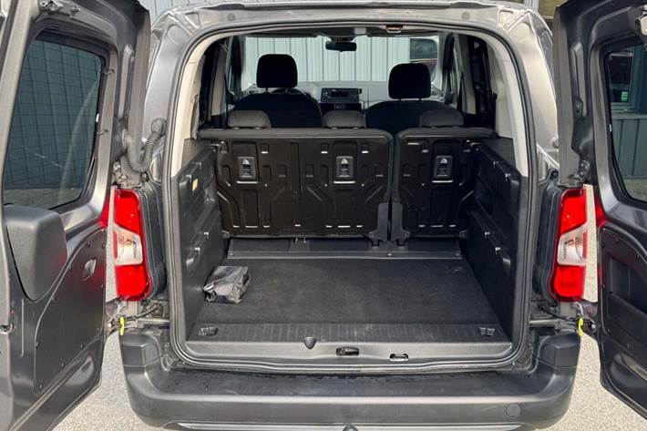 Grå Toyota ProAce City Verso fra 2020 set indefra