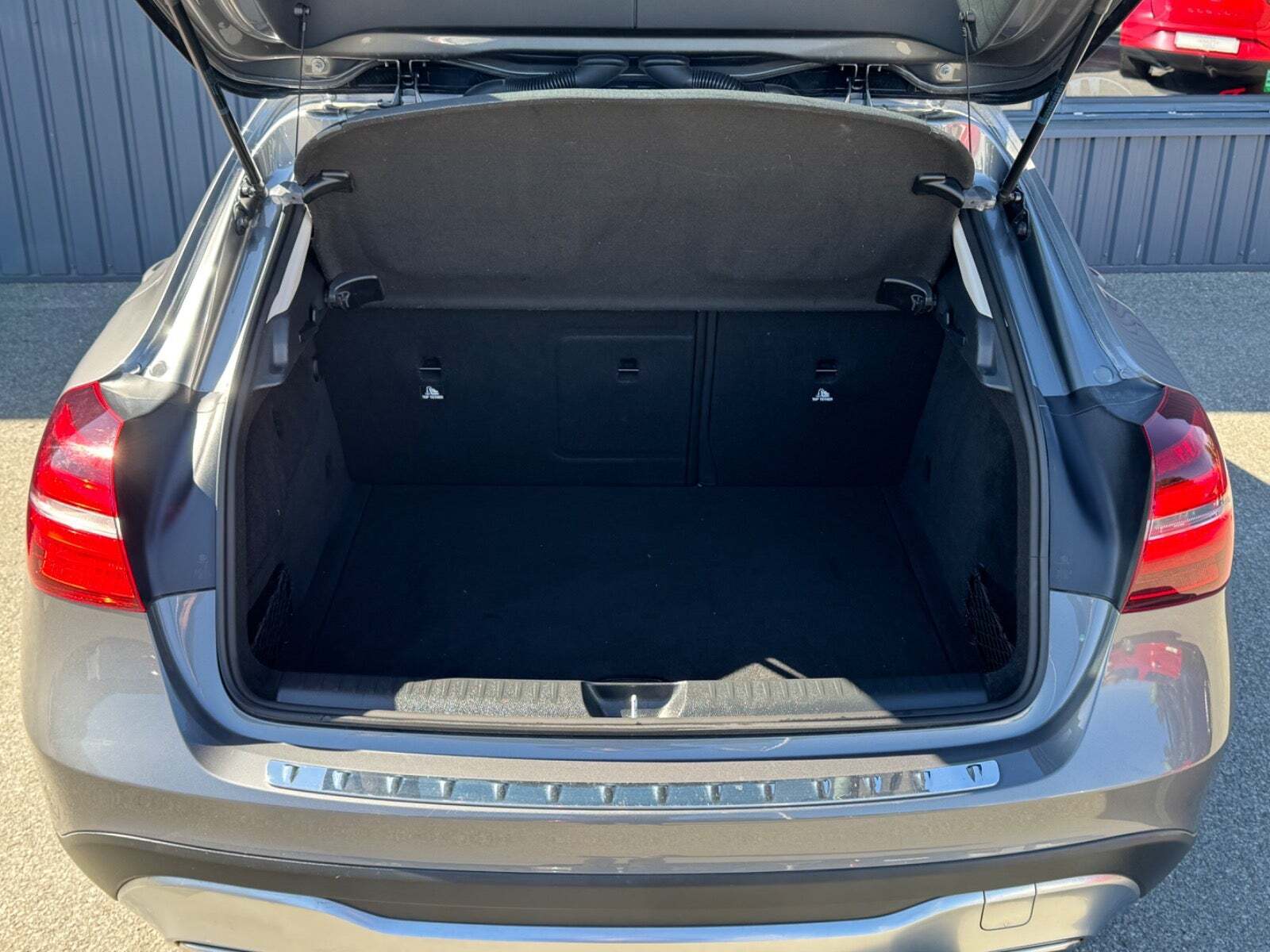 Grå Mercedes GLA200 fra 2020 set udefra