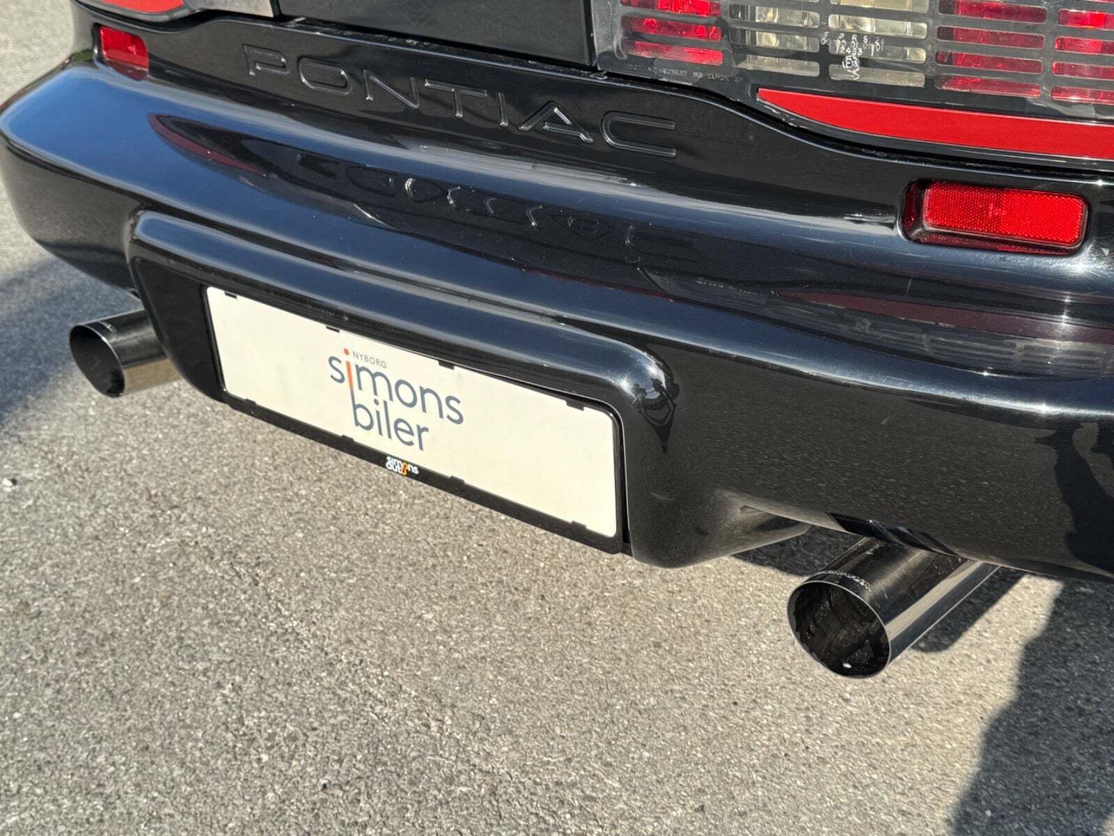 Sort Pontiac Firebird fra 1993 set udefra