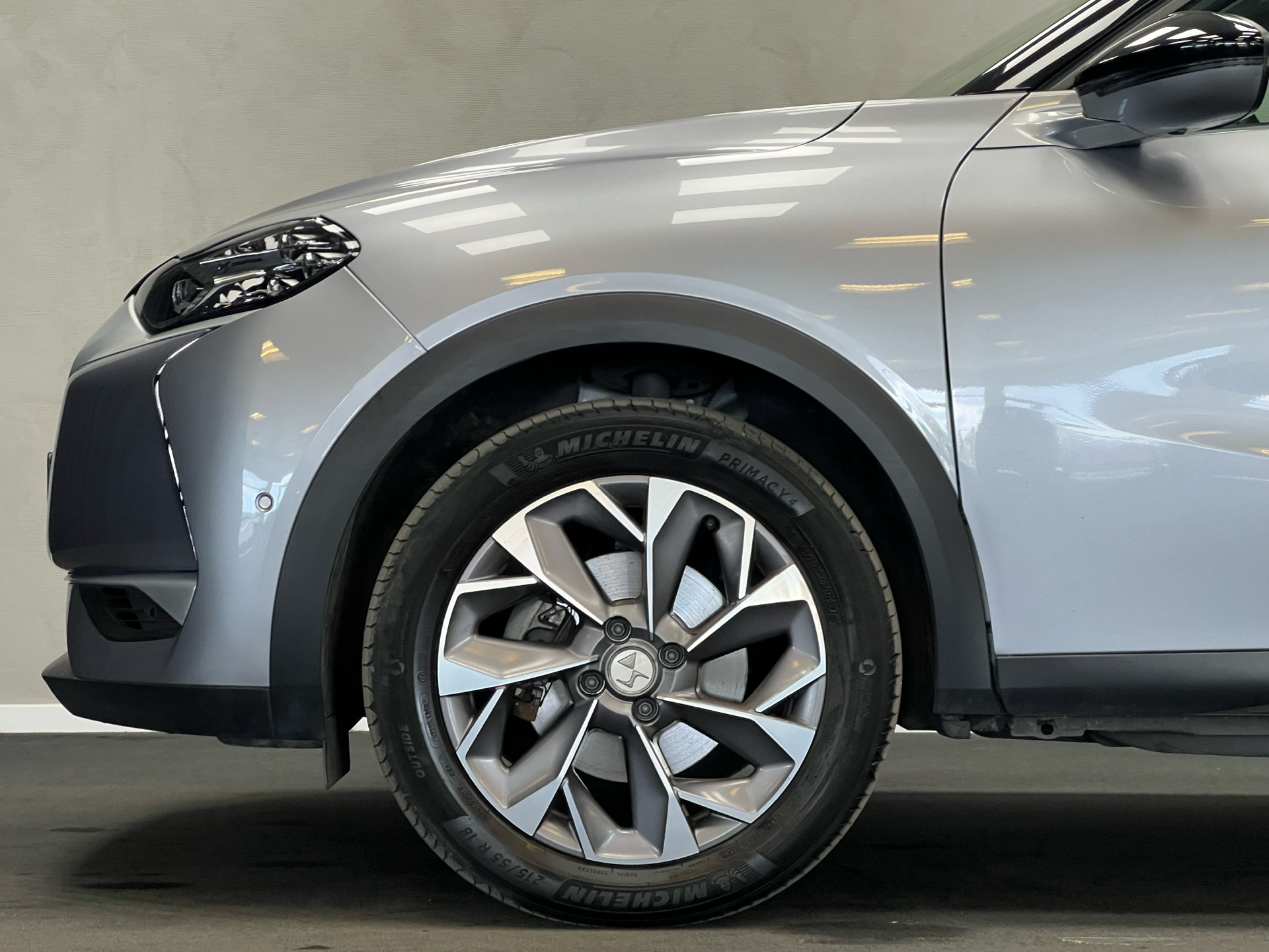 Grå DS DS3 Crossback fra 2020 set udefra